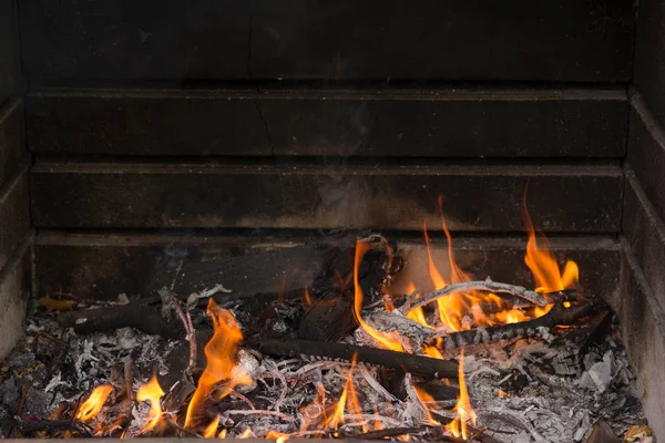 벽돌 바베 큐 화 염 불 — 스톡 사진