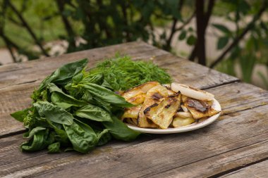 Rustik masa üzerinde ızgara sebze 