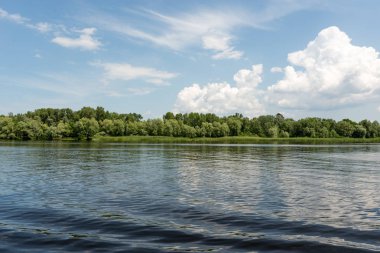 Mavi gökyüzünde beyaz bulut