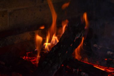 Bir şenlik ateşi için için yanan külleri. Alev ateş etmek Tuğla Barbekü içinde