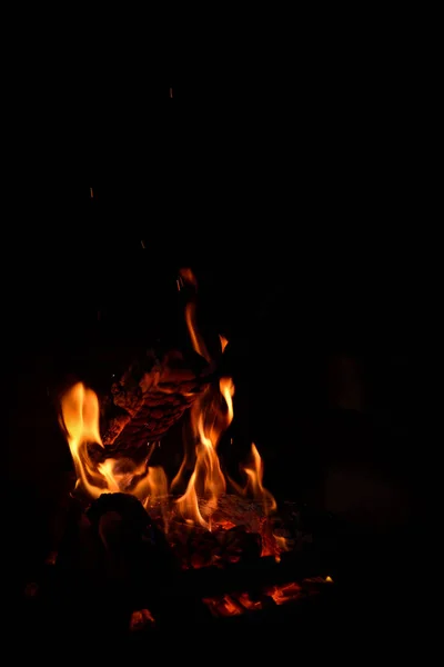 A moldar cinzas de uma fogueira. Chama de fogo em um churrasco de tijolo — Fotografia de Stock