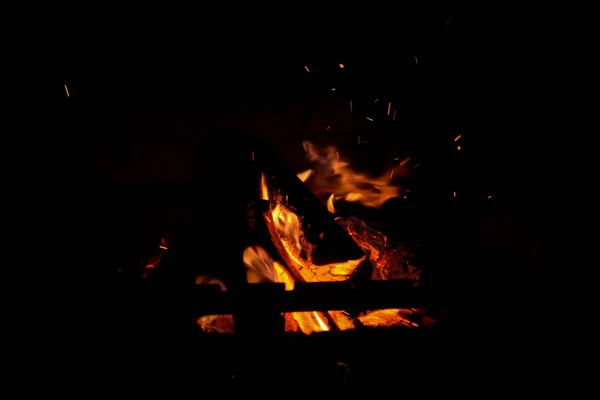 Asfixiantes cenizas de una hoguera. Llama de fuego en una barbacoa de ladrillo —  Fotos de Stock