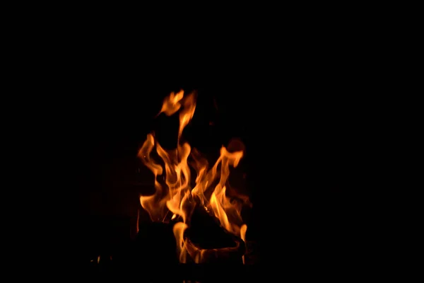 Smeulende as van een vreugdevuur. Brand vlam in een bakstenen barbecue — Stockfoto