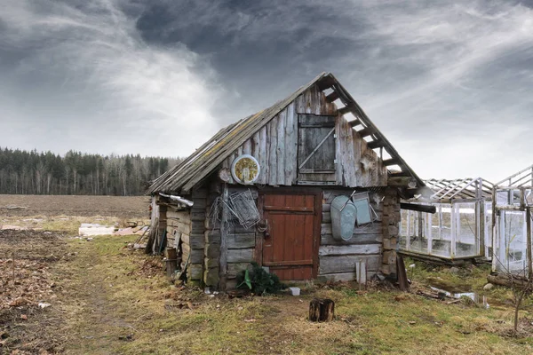 Vecchio fienile abbandonato in posizione rurale — Foto Stock