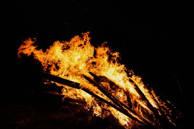 Siyah arkaplanda alevler