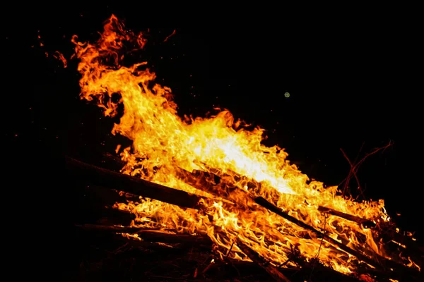 Fiamme su sfondo nero — Foto Stock