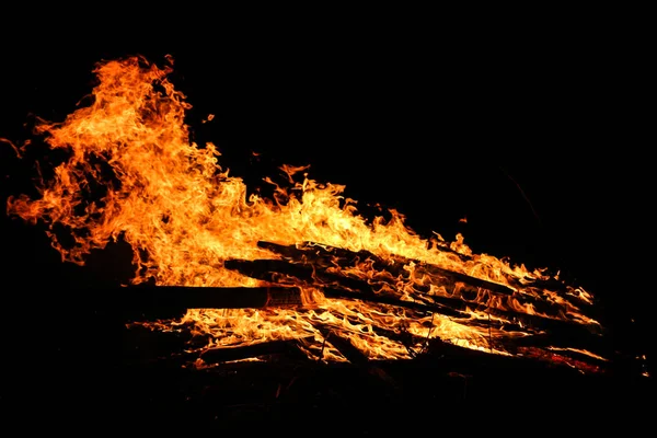 Flammor på en svart bakgrund — Stockfoto