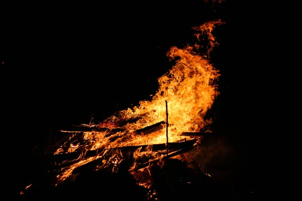 Fiamme su sfondo nero — Foto Stock