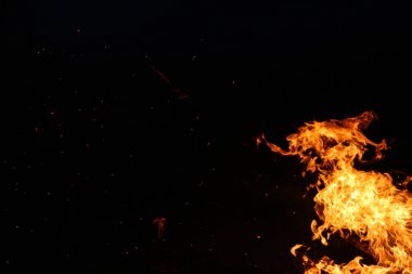 Siyah arkaplanda alevler