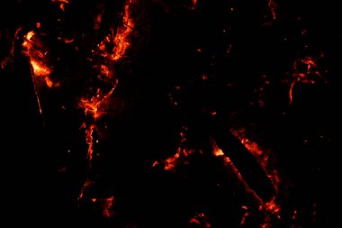 İçin için yanan kömürün üstünde siyah bir arka plan