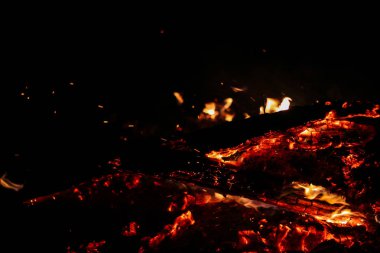 İçin için yanan kömürün üstünde siyah bir arka plan