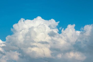 Güneşli bir günde kalın bulutlar