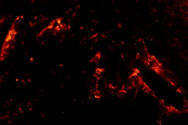 İçin için yanan kömürün üstünde siyah bir arka plan