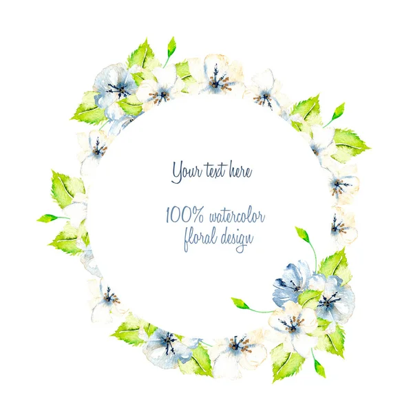 Corona, marco circular con acuarela simple flores de primavera blancas y azules, hojas verdes — Foto de Stock