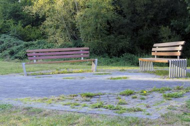 Parkta tezgahları için dinlenme vardır.