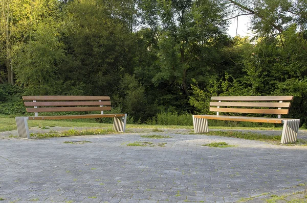 Bankjes voor rest zijn in het park. — Stockfoto