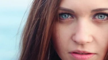 Sahilde güzel bir kız.