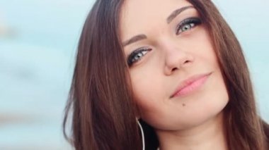 Sahilde güzel bir kız.