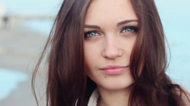 Sahilde güzel bir kız.
