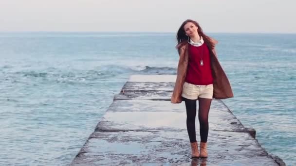 Красива дівчина на пляжі . — стокове відео