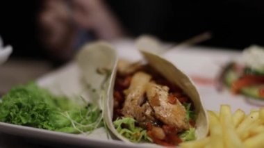 Güzel bir kız restoranda yemek yer.