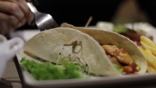 Una chica guapa come comida en un restaurante — Vídeos de Stock