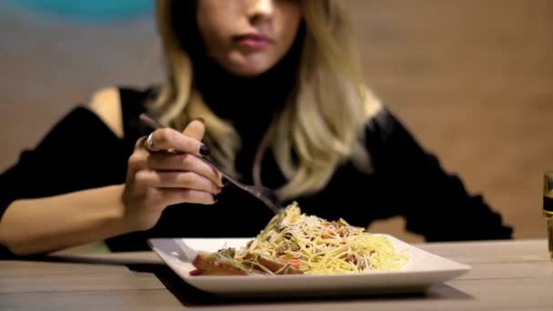 Una Chica Guapa Come Comida Restaurante — Vídeos de Stock