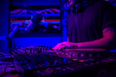 DJ parti gece kulübünde parça karışımları