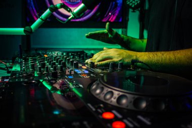 DJ parti gece kulübünde parça karışımları