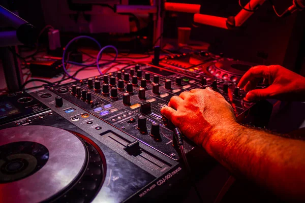 DJ mischt bei Party in Diskothek auf — Stockfoto