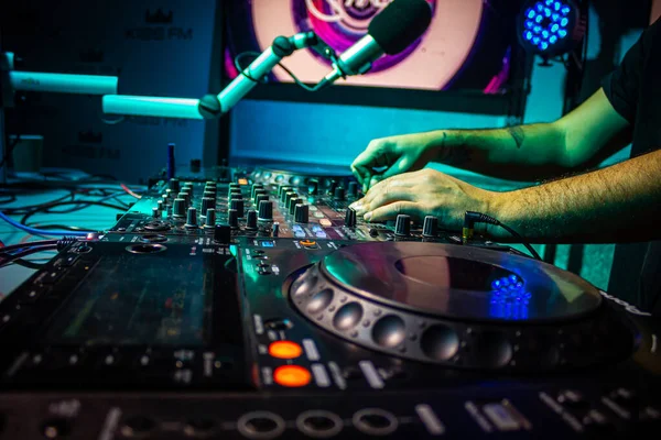 DJ mixy trati v nočním klubu na party — Stock fotografie