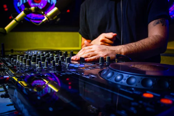 DJ mischt bei Party in Diskothek auf — Stockfoto