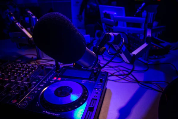 DJ mixar spår i nattklubben på fest — Stockfoto