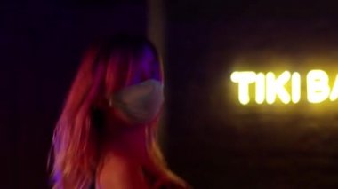 Genç seksi kızlar gece kulübünde sahnede twerk yapıyor. Eğlence şovu. Twerk dans şovu. Baştan çıkarıcı seks dansçıları sahnede dans ediyor.