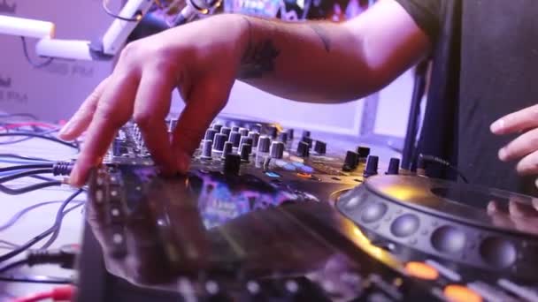 Dj микширует трек в ночном клубе на вечеринке — стоковое видео