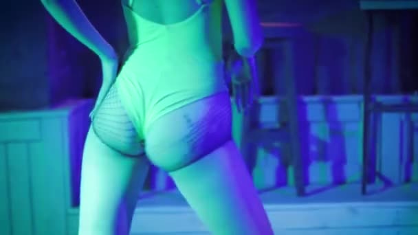 Młode seksowne dziewczyny twerking na scenie w klubie nocnym.Twerk show.Seksualne tancerki go-go taniec na scenie — Wideo stockowe