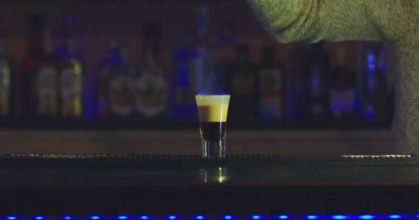 Barkeeper kocht Cocktail in Zeitlupe an der Theke. — Stockvideo