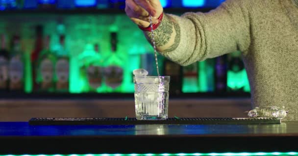 Бармен робить коктейль на стійці бару у повільному темпі.. — стокове відео