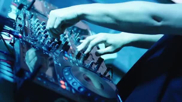 DJ mixar spår i nattklubben på fest — Stockvideo