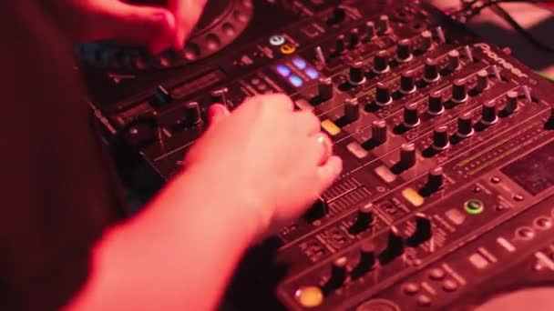 Dj mezcla la pista en el club nocturno en la fiesta — Vídeo de stock