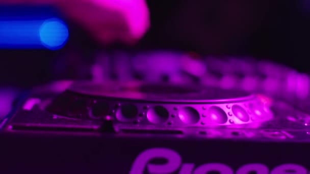 DJ mixy na torze w nocnym klubie, na imprezie — Wideo stockowe