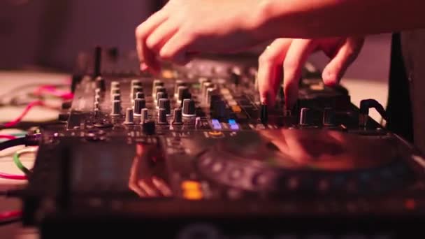 Dj микширует трек в ночном клубе на вечеринке — стоковое видео