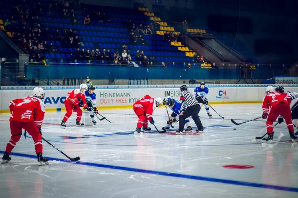 เคียฟ, ยูเครน - 17 ธันวาคม ค.ศ. 2019: ฮอกกี้น้ําแข็ง U20 แชมป์โลก ยูเครน - เอสโตเนีย VS โปแลนด์ — ภาพถ่ายสต็อก