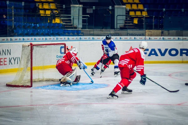 Kiev, Ucrania - 17 de diciembre de 2019: Campeonato Mundial de hockey sobre hielo U20 Ucrania - Estonia VS Polonia — Foto de Stock