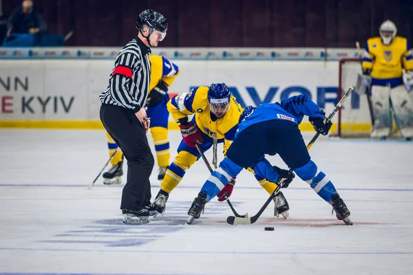 키예프, 우크라 이나 - 2019 년 12 월 17 일: 얼음 하키 U20 세계 선수권 대회 우크라 이나 - 이탈리아 — 스톡 사진