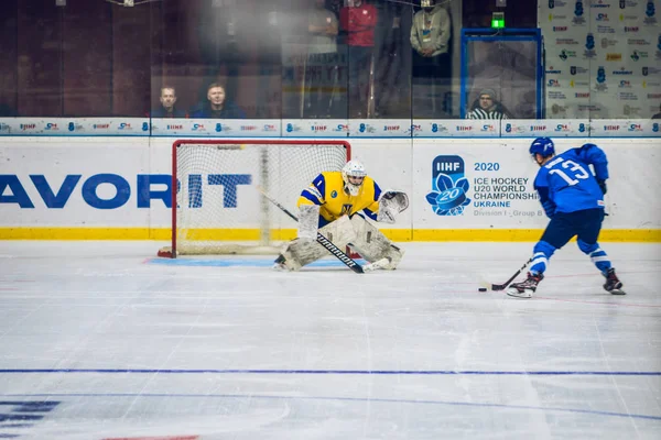 Kiev, Ucrania - 17 de diciembre de 2019: Campeonato Mundial de hockey sobre hielo U20 Ucrania - Ucrania VS Italia — Foto de Stock