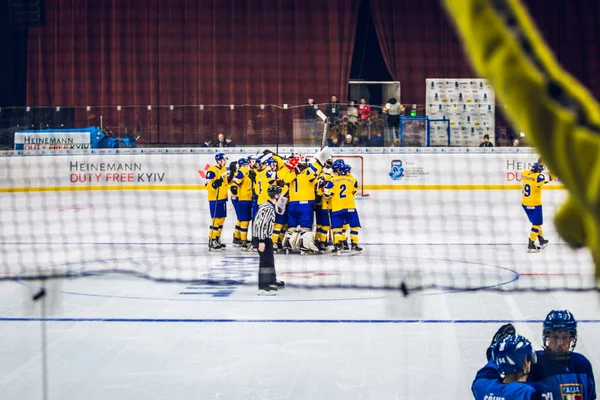 キエフ,ウクライナ- 2019年12月17日:アイスホッケーU20世界選手権ウクライナ-ウクライナ対イタリア — ストック写真