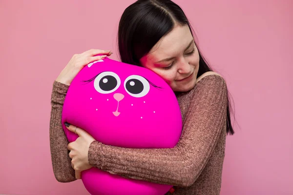 Jeune fille adolescente avec un jouet dans les mains. Une adolescente avec un visage heureux et charmant. fille câlin un jouet minou . — Photo