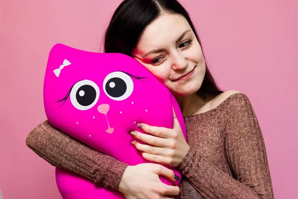 Jeune fille adolescente avec un jouet dans les mains. Une adolescente avec un visage heureux et charmant. fille câlin un jouet minou . — Photo