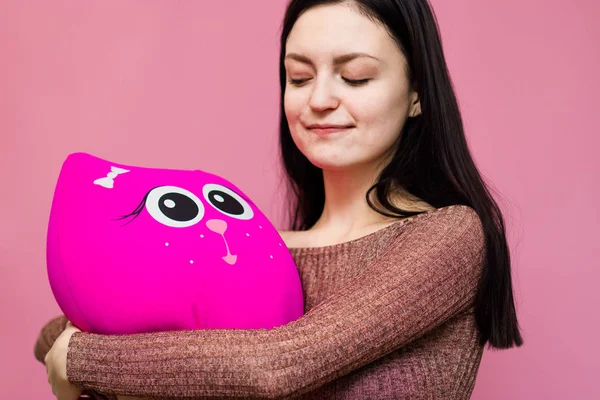 Jeune fille adolescente avec un jouet dans les mains. Une adolescente avec un visage heureux et charmant. fille câlin un jouet minou . — Photo